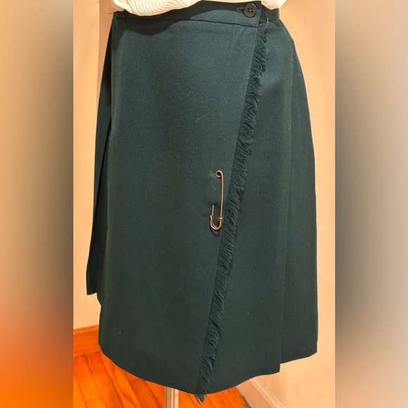 Talbots Green wrap Skirt W Fringe & Big Safety Pin On Side. Pleated Back Sz 10P. - Picture 1 of 9